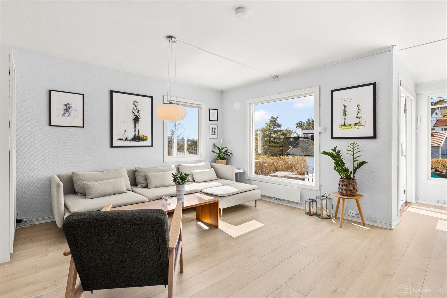 Gulvvarme i hele første etasje sørger for en jevn og behagelig temperatur året rundt.