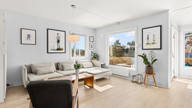 Gulvvarme i hele første etasje sørger for en jevn og behagelig temperatur året rundt.