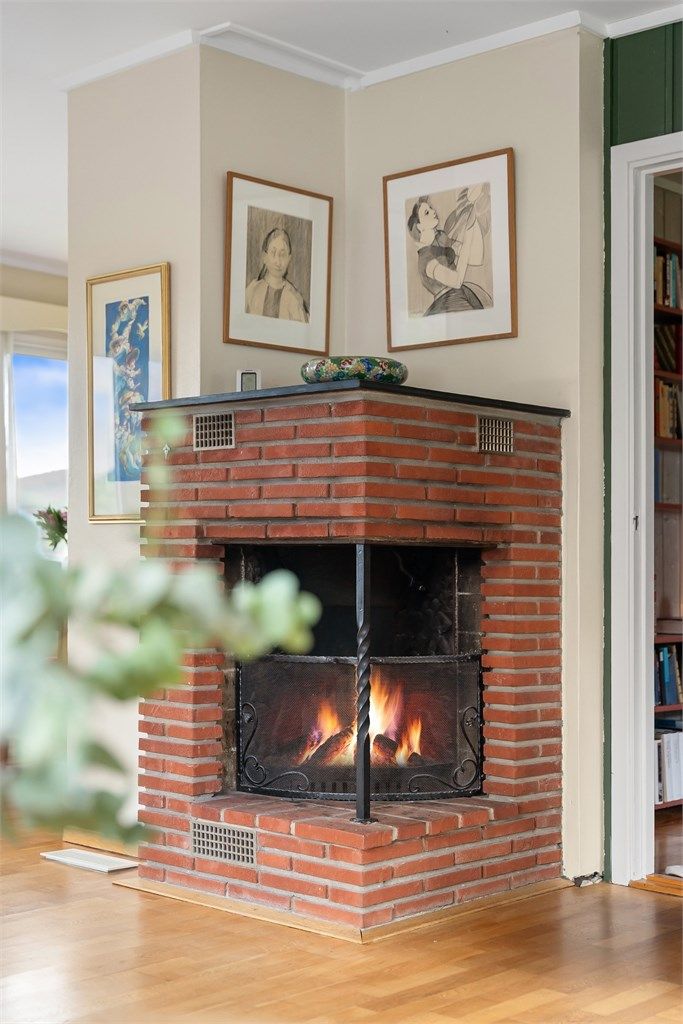Peisen i stuen er et sentralt samlingspunkt for varme og hygge.