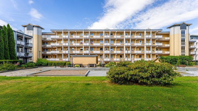 Boligbygget har en meget fin og intern plassering midt i Bekkestua sentrum med ingen gjennomgangstrafikk. Samtidig sentralt til av ønskelige fasiliteter