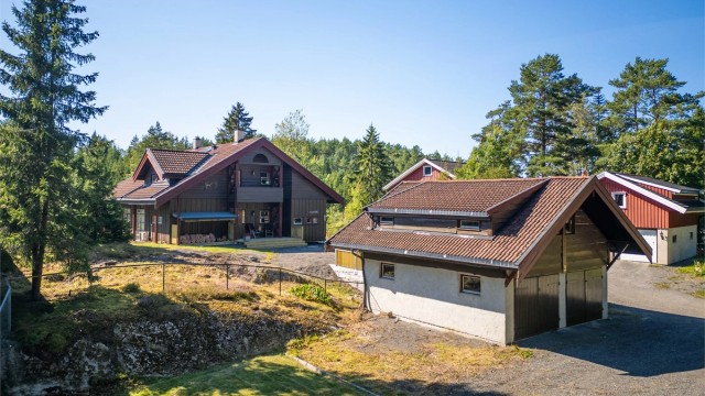 Velkommen til Langårdsveien 20 og denne store eneboligen med mange muligheter beliggende i landlige omgivelser på Siggerud - Presentert av Christoffer S. Akerjordet og Krogsveen Nordstrand