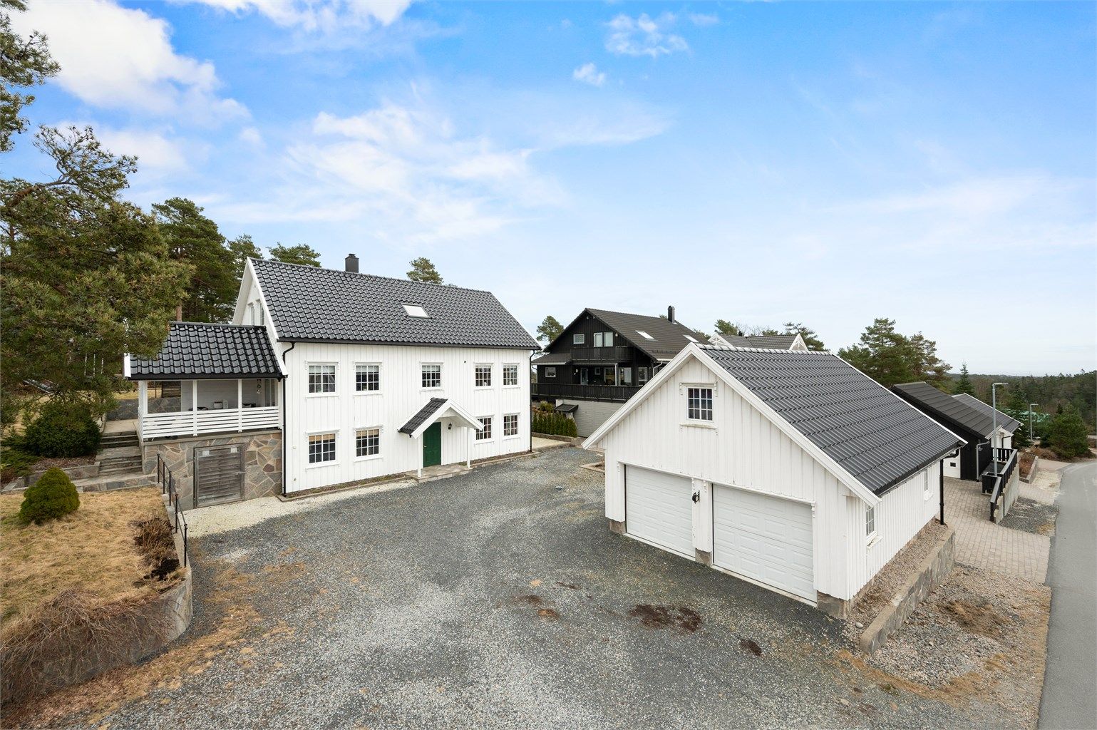 Innholdsrik enebolig over 3 etasjer og godkjent utleieleilighet. Frittliggende dobbel garasje