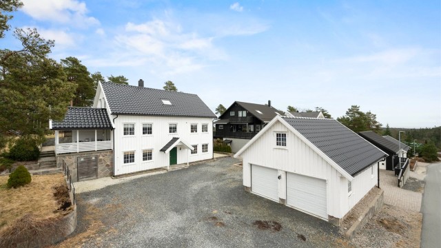 Innholdsrik enebolig over 3 etasjer og godkjent utleieleilighet. Frittliggende dobbel garasje