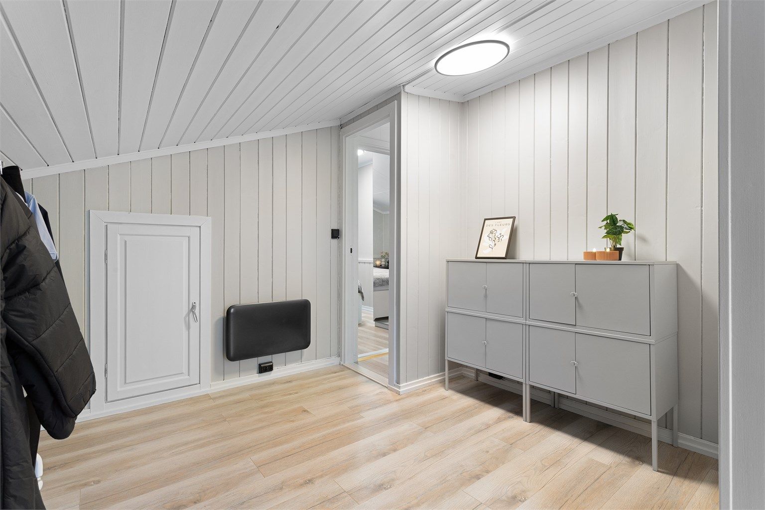 Fra soverom 1 er det tilgang til et kott med lagringsplass.