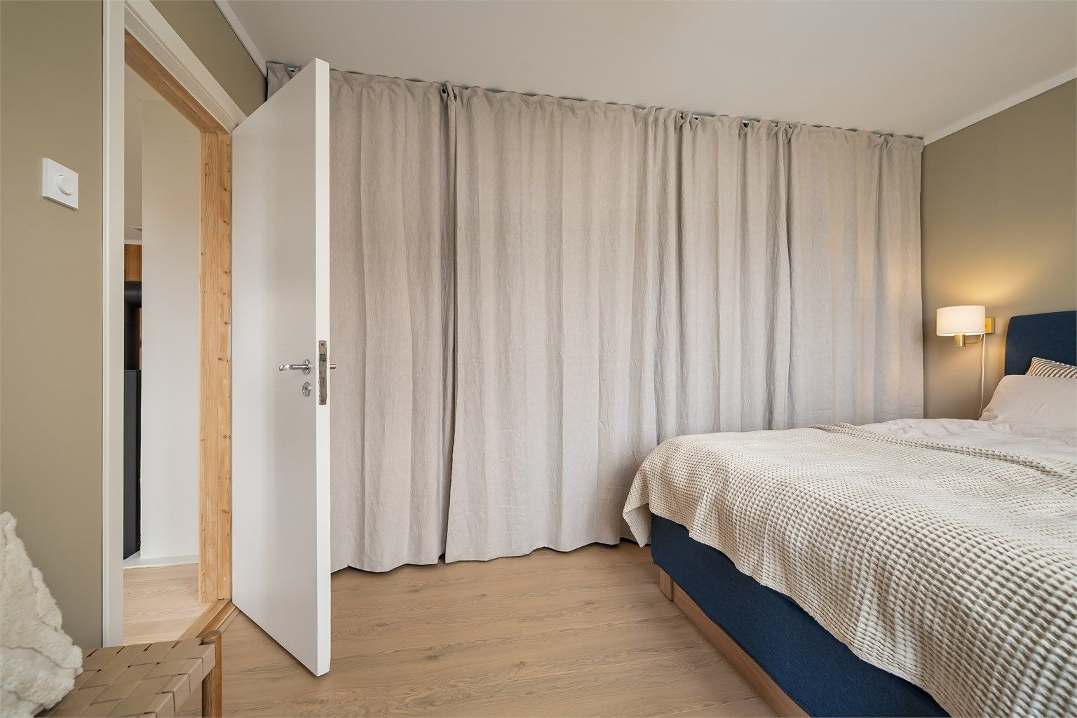 Rommet er utstyrt med en romslig garderobe med god lagringskapasitet, skjermet med takhengt gardin