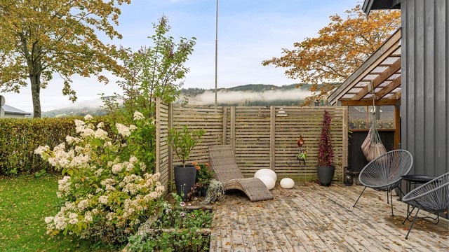 Terrassen har integrerte plantekasser og god plass til solsenger.
