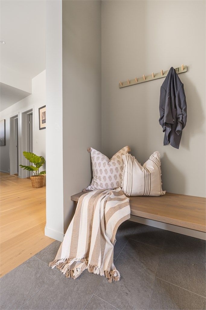 En praktisk nisje i gangen gir plass for oppbevaring av yttertøy.