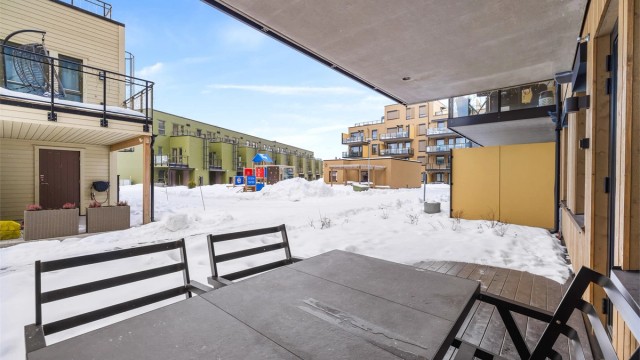 Markterrassen er et herlig uterom som utvider stuen i sommerhalvåret, med god plass til utemøbler.