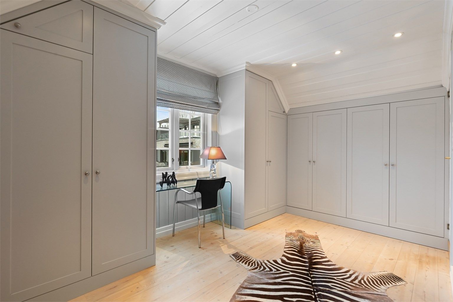 Det er rikelig med skapplass på soverommet