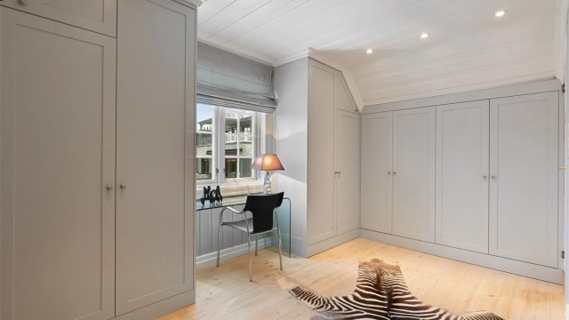 Det er rikelig med skapplass på soverommet