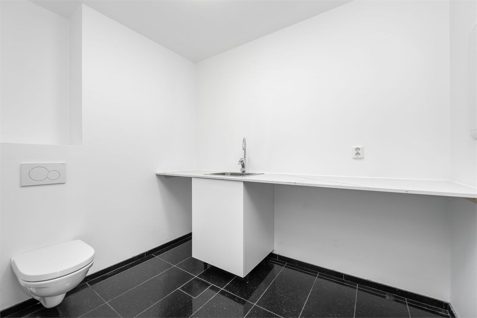 Vaskerom med plass til vaskemaskin og tørketrommel. 