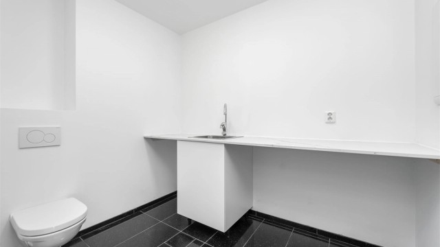 Vaskerom med plass til vaskemaskin og tørketrommel.