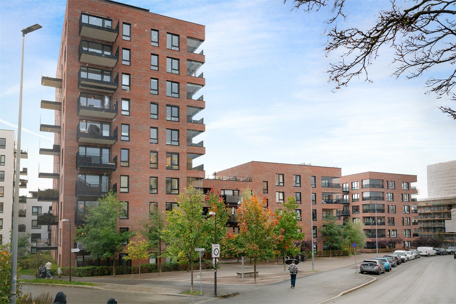 Leiligheten er en del av Krydderhagen, en grønn og moderne hageby som i 2020 ble nominert til Oslo bys arkitekturpris.