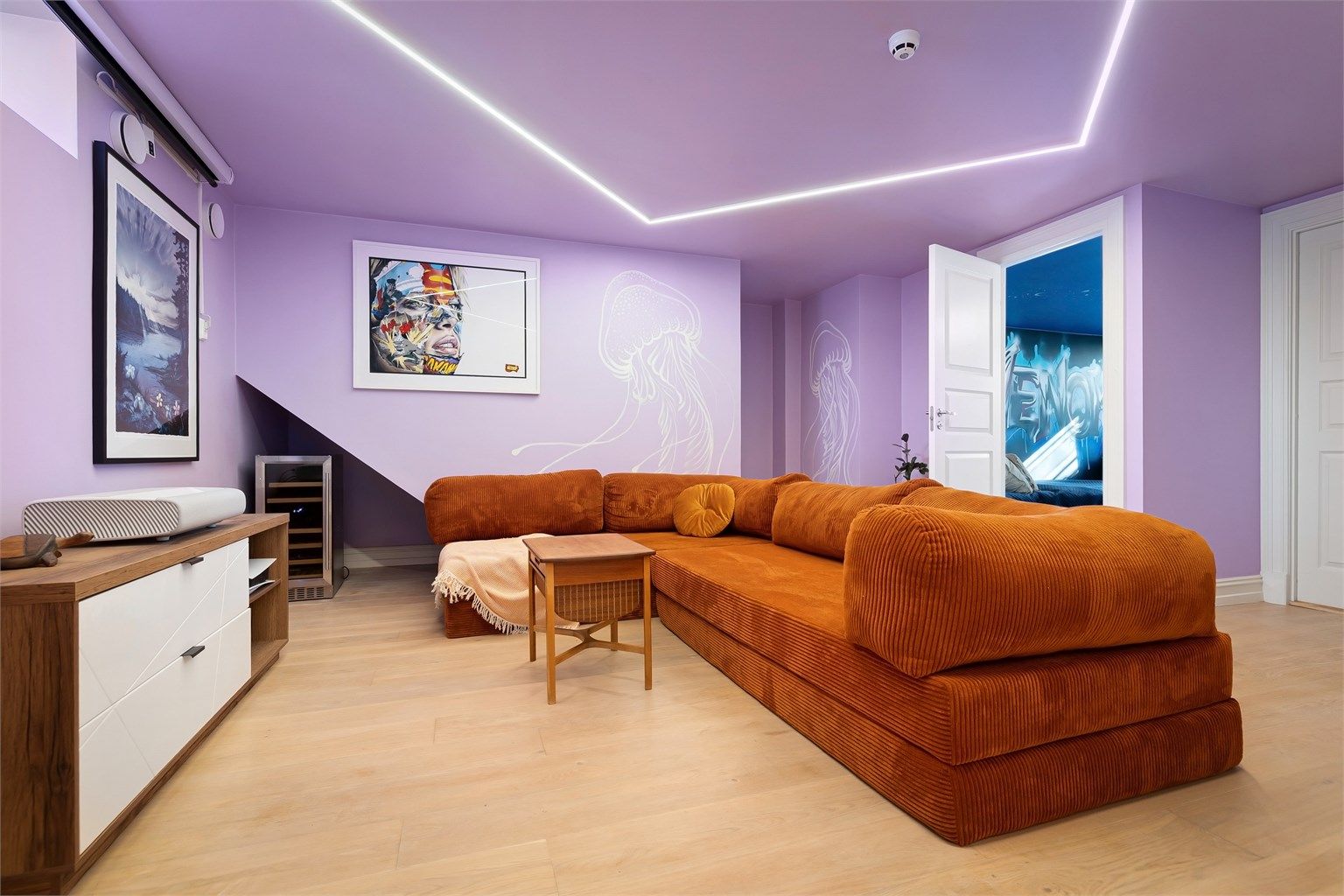 Takhøyden er målt til 2,23m. 