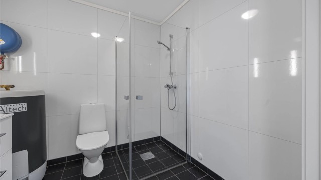 Det er vannbåren varme på baderommet.