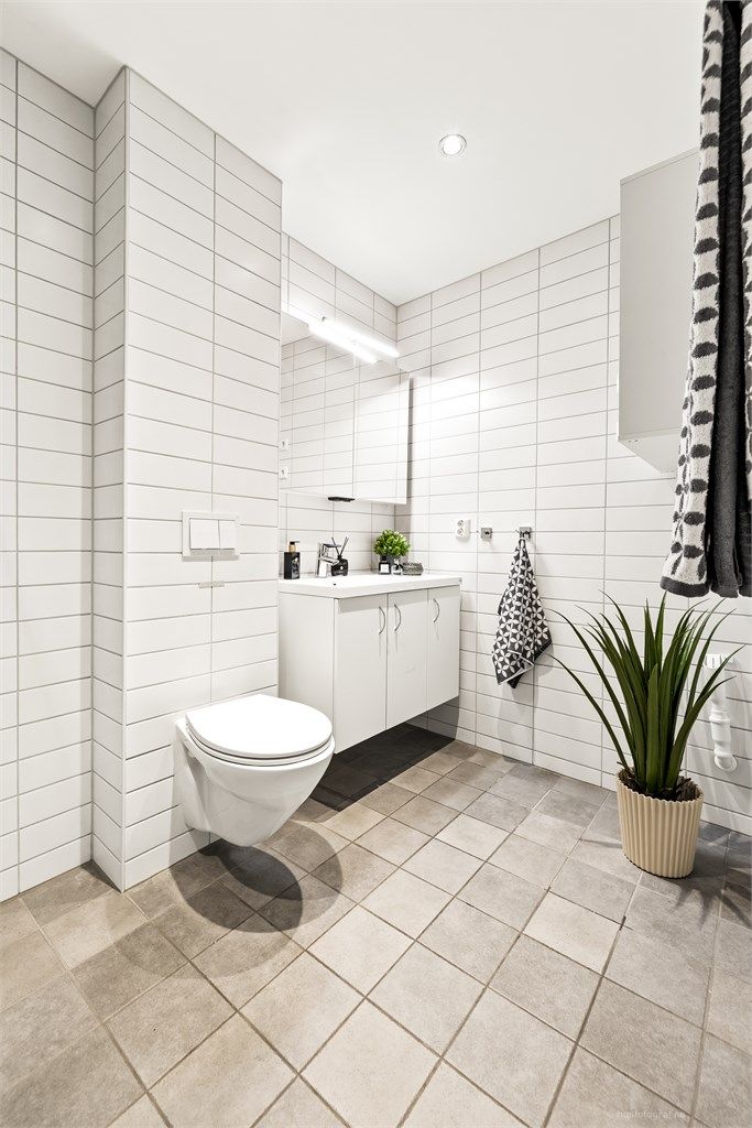 Badet har gulvvarme for økt komfort og et vegghengt toalett for enkelt renhold.