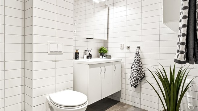 Badet har gulvvarme for økt komfort og et vegghengt toalett for enkelt renhold.