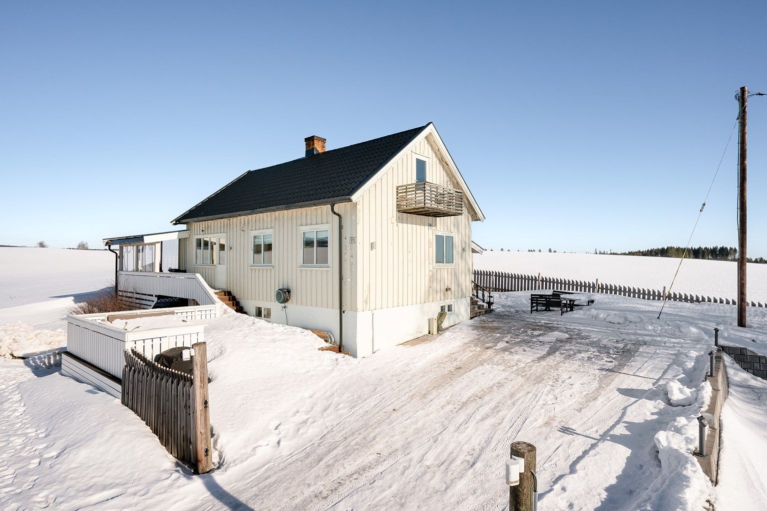 Velkommen til Heggvinvegen 85! Koselig enebolig over 3 plan beliggende i landlige omgivelser på Vang på Hedmarken.