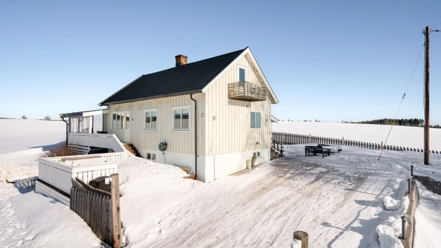 Velkommen til Heggvinvegen 85! Koselig enebolig over 3 plan beliggende i landlige omgivelser på Vang på Hedmarken.