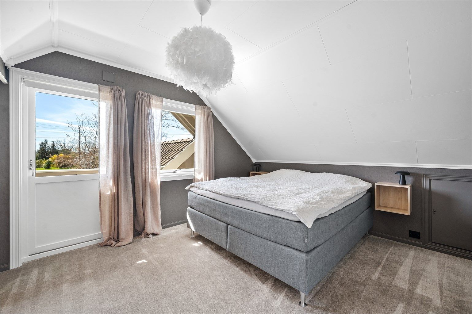 Fra det ene soverommet på loftet er det utgang til en egen balkong. Her er det også skyvedørsgarderobe