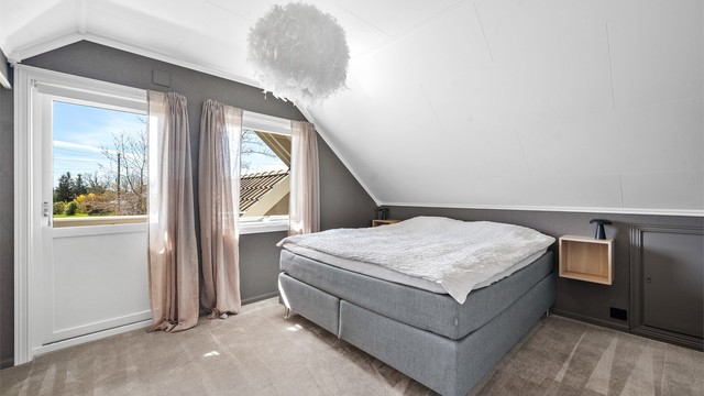 Fra det ene soverommet på loftet er det utgang til en egen balkong. Her er det også skyvedørsgarderobe