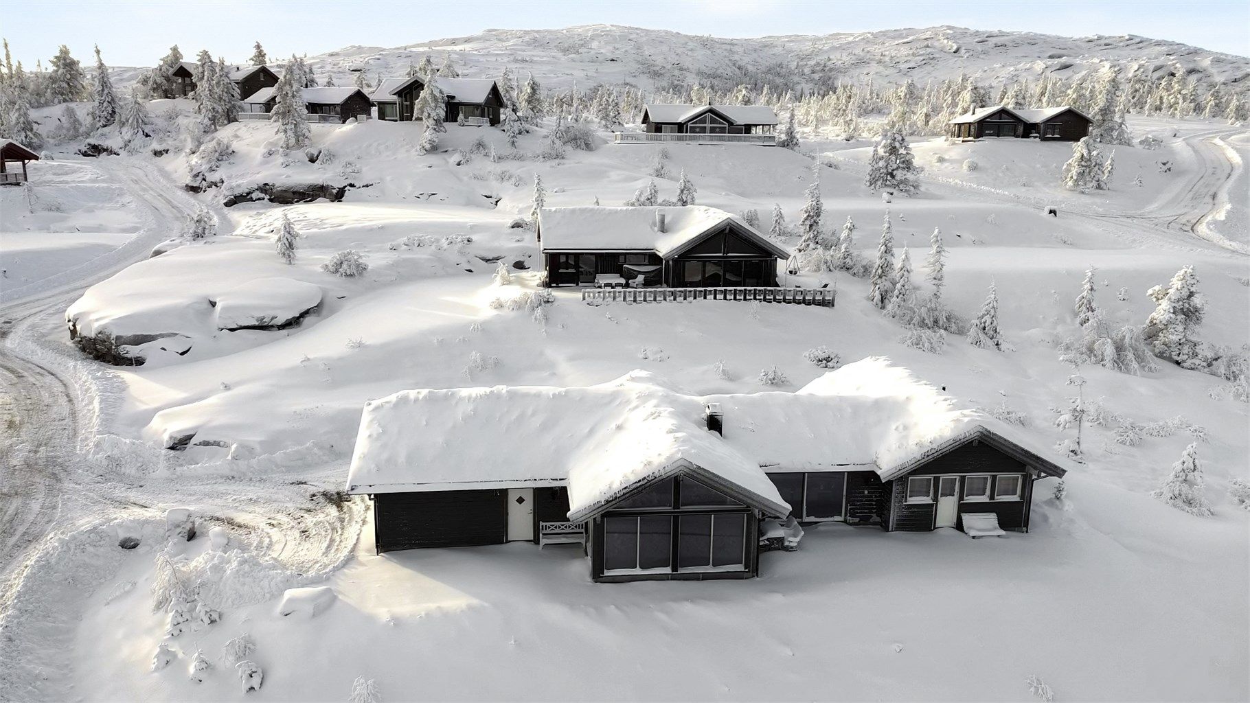 Hytten ligger høyt og fritt i terrenget med fint utsyn og uten innsyn