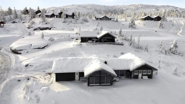 Hytten ligger høyt og fritt i terrenget med fint utsyn og uten innsyn
