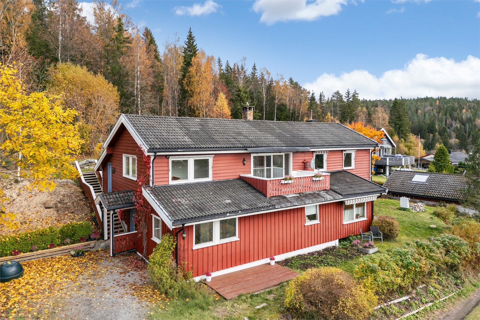Stor tomt på 1.539 kvm. Tomten er svakt skrånende i to nivåer. 
