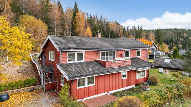 Stor tomt på 1.539 kvm. Tomten er svakt skrånende i to nivåer.