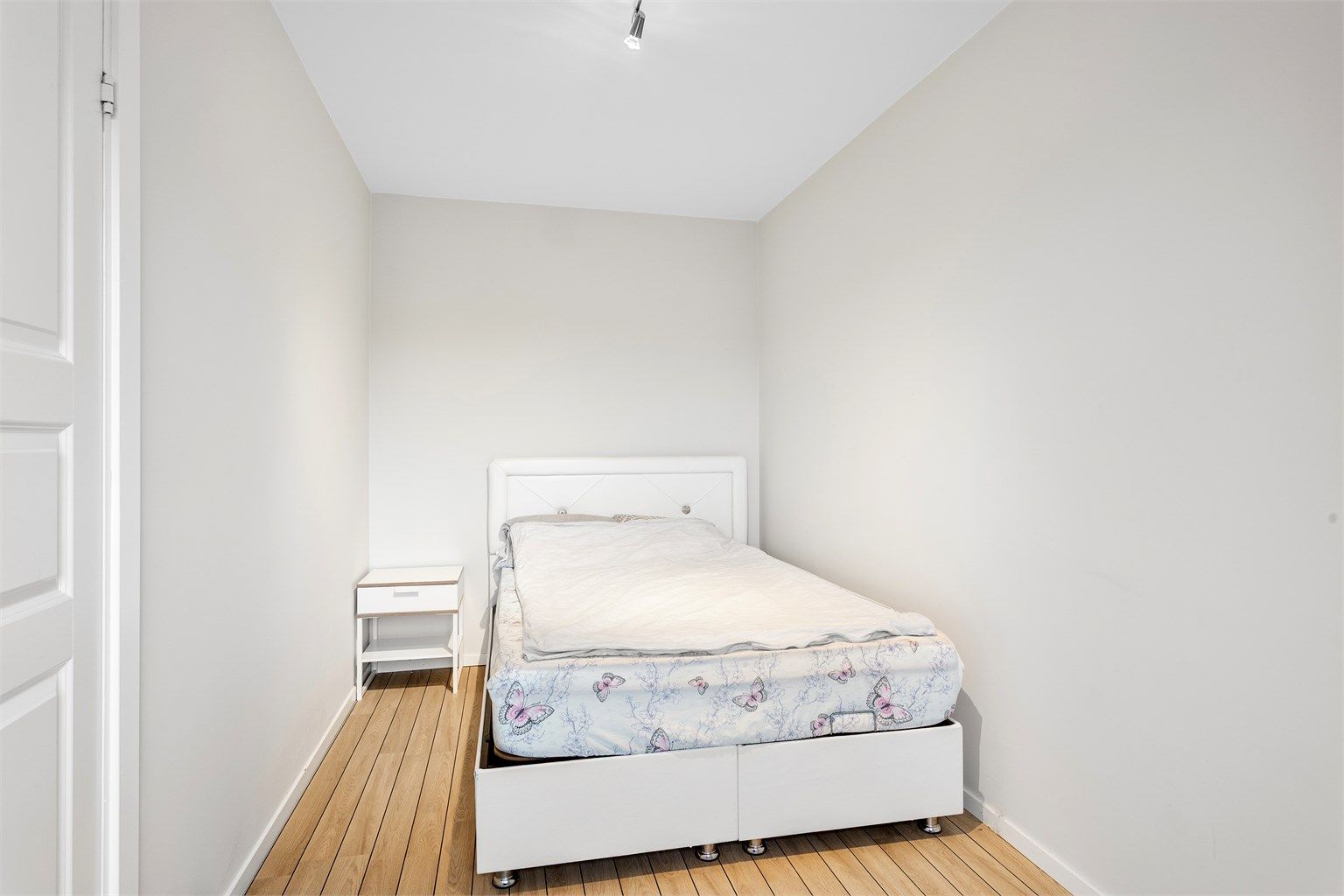 Soverommet har god plass til garderobe og seng.
