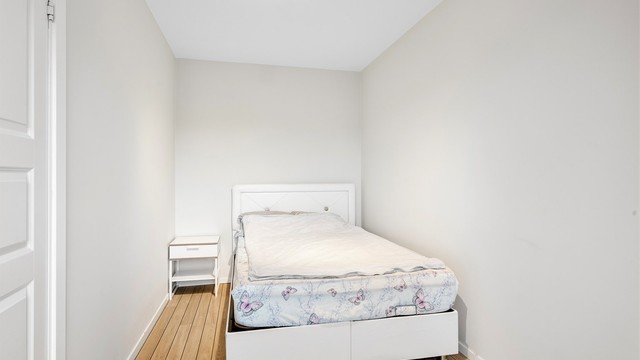 Soverommet har god plass til garderobe og seng.