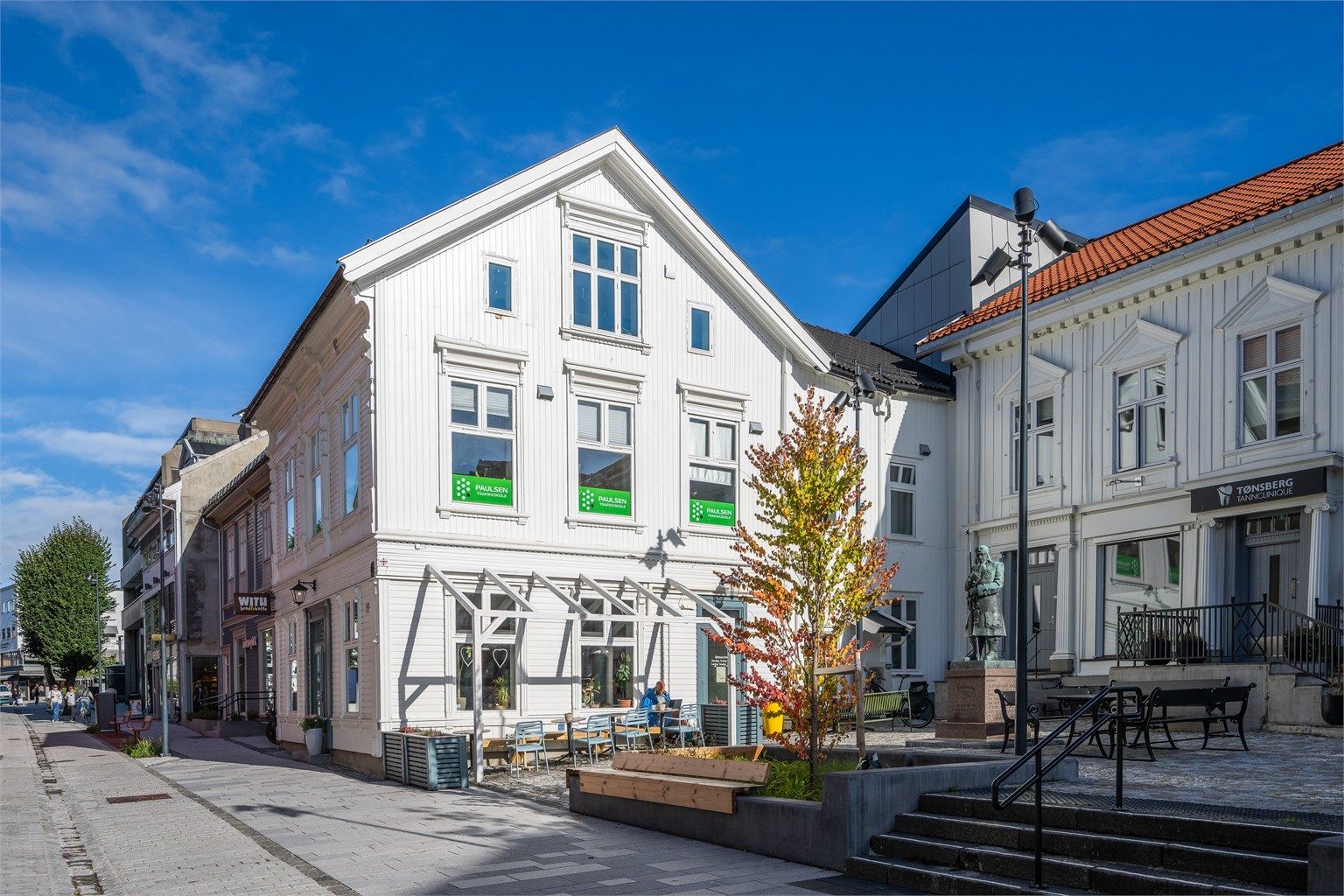 Hyggelig nærmiljø med kafeer og servicetilbud
