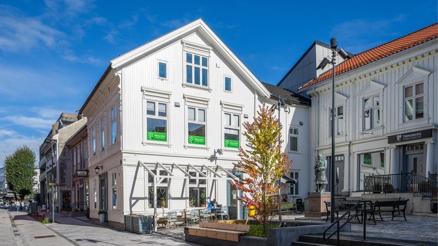 Hyggelig nærmiljø med kafeer og servicetilbud