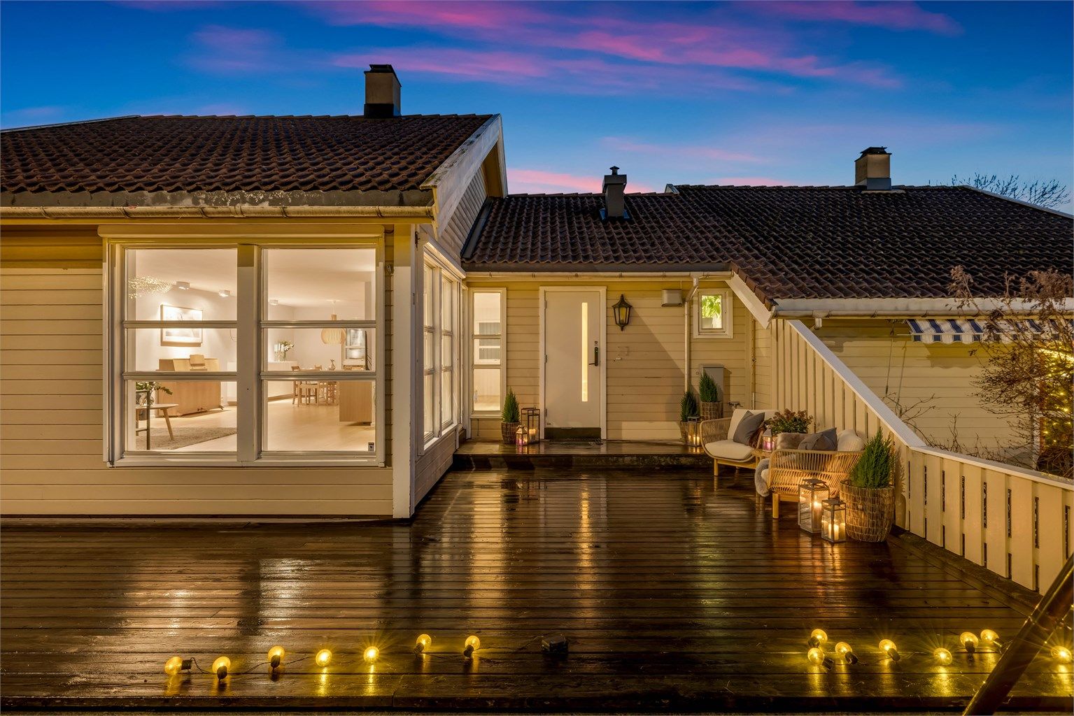 Boligen ble omfattende oppgradert i 2017 og fremstår i dag med en tidsriktig og påkostet standard og smakfulle materialvalg. Foto: Isnitt 