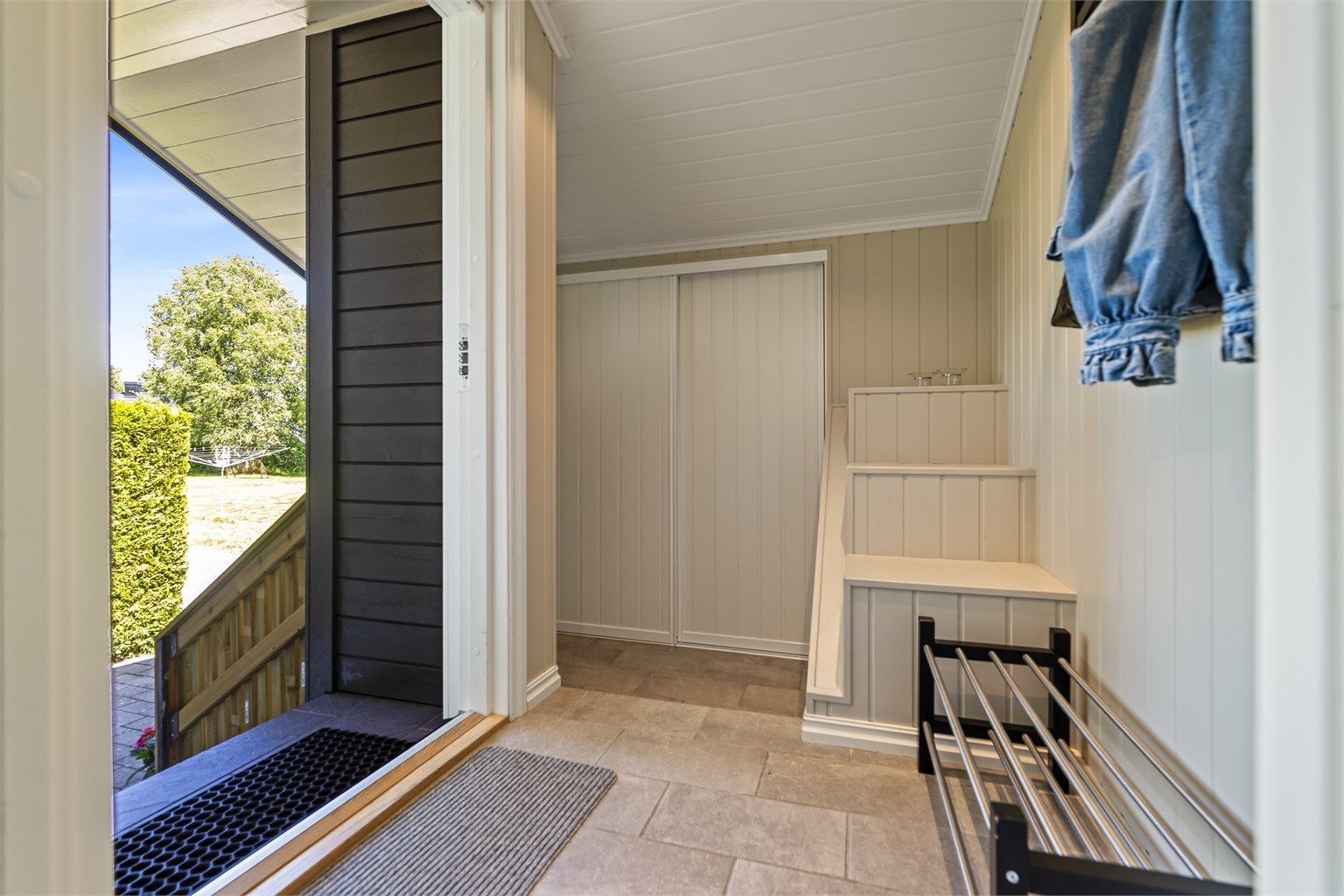 Praktisk entré med gulvvarme og skyvedørsgarderobe for god oppbevaring.