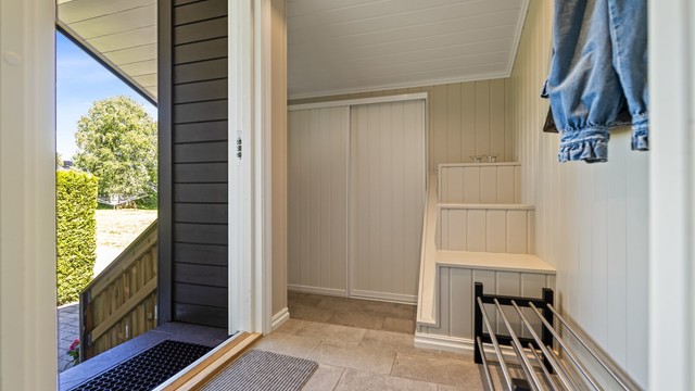 Praktisk entré med gulvvarme og skyvedørsgarderobe for god oppbevaring.