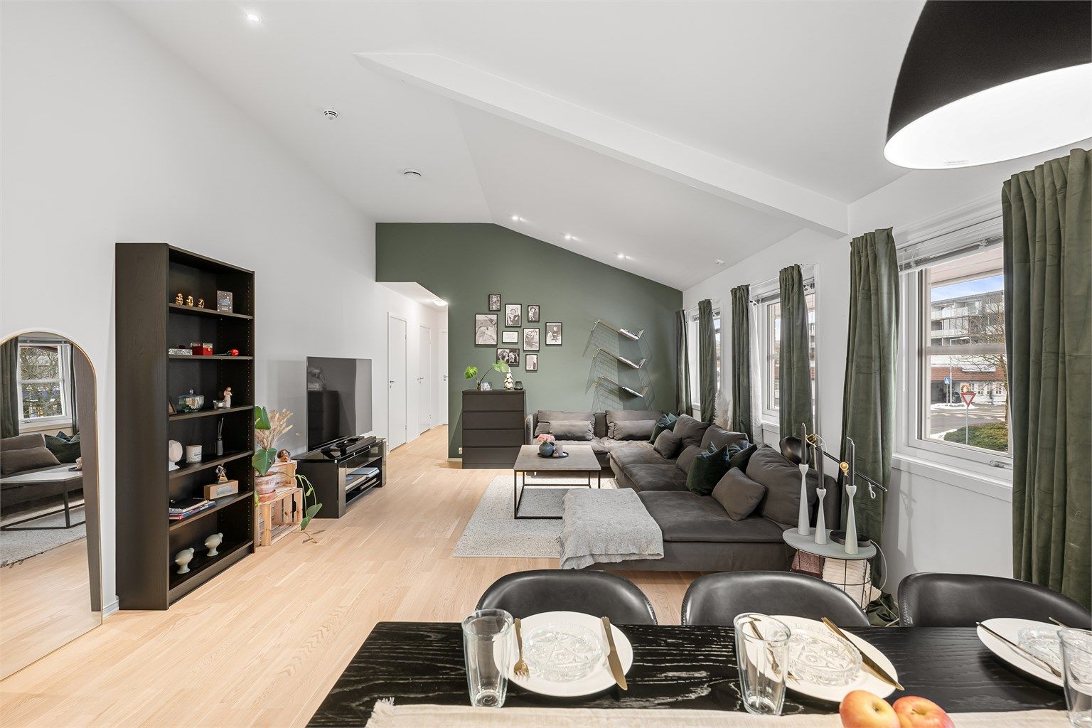 Den åpne løsningen skaper en sosial og samlende sone mellom kjøkkenet og stuen.