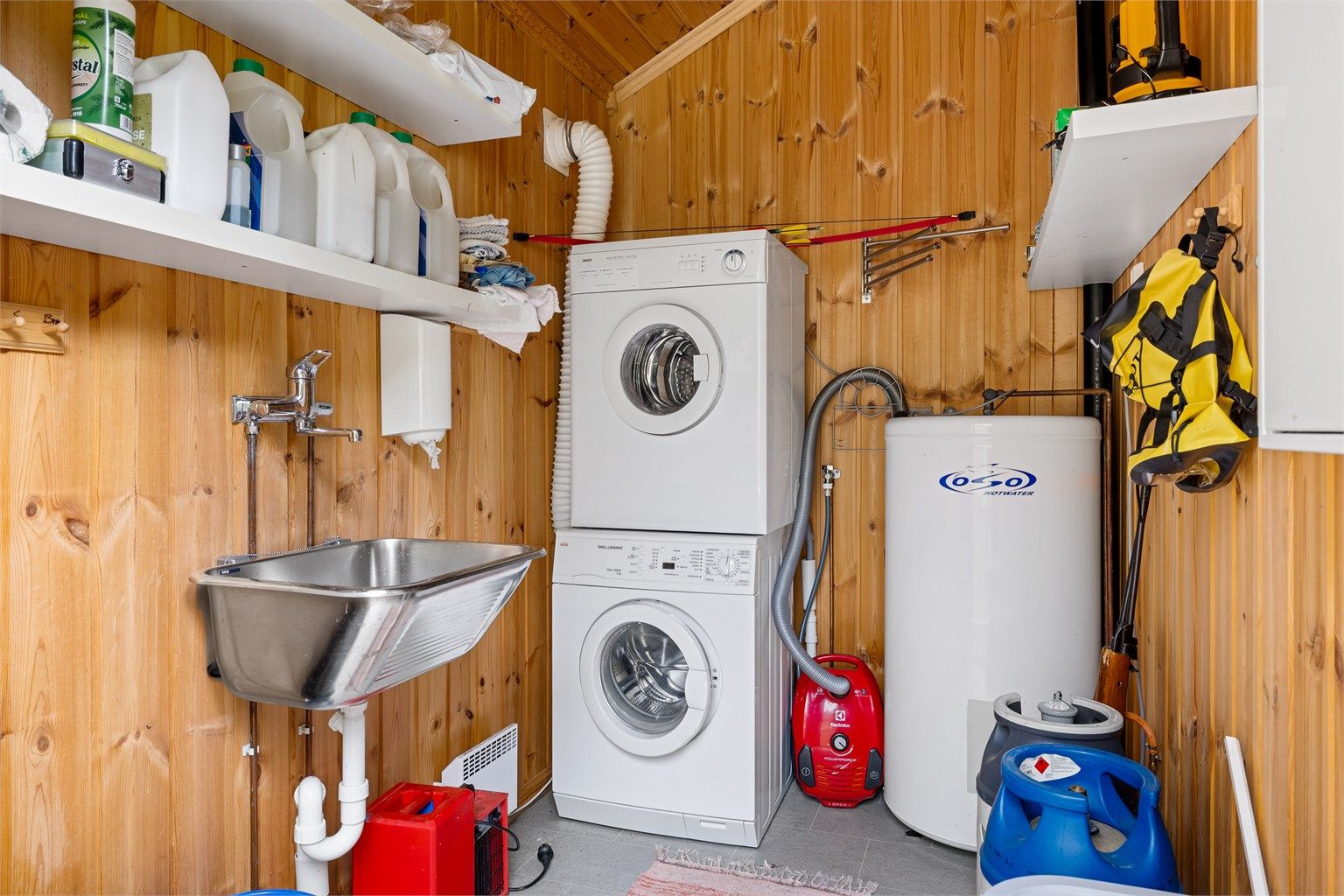 Ute i boden som ligger med tilknytning til hytta, er det montert opplegg for vaskemaskin samt en stor kum i rustfritt stål.