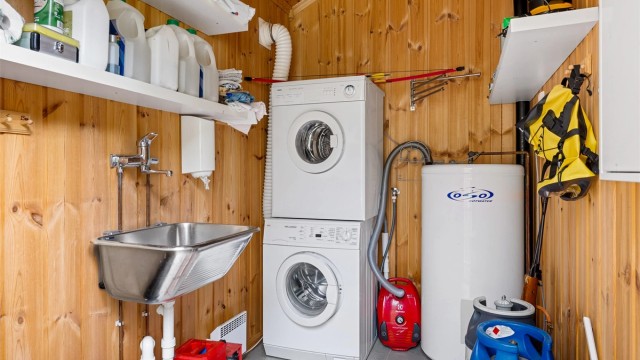Ute i boden som ligger med tilknytning til hytta, er det montert opplegg for vaskemaskin samt en stor kum i rustfritt stål.