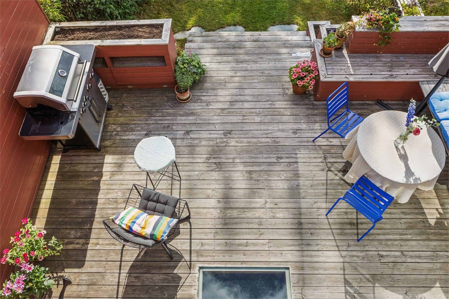 Den sydvestvendte terrassen på 21 m² er en fin forlengelse av stuen.