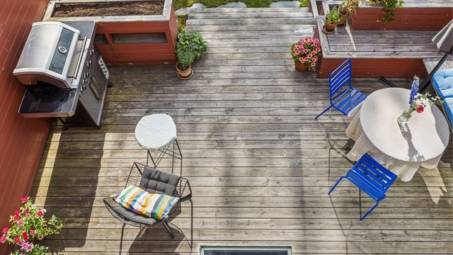 Den sydvestvendte terrassen på 21 m² er en fin forlengelse av stuen.
