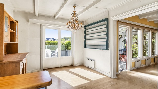 I tilknytning til kjøkkenet er det plass til spisebord, med utgang til terrassen.