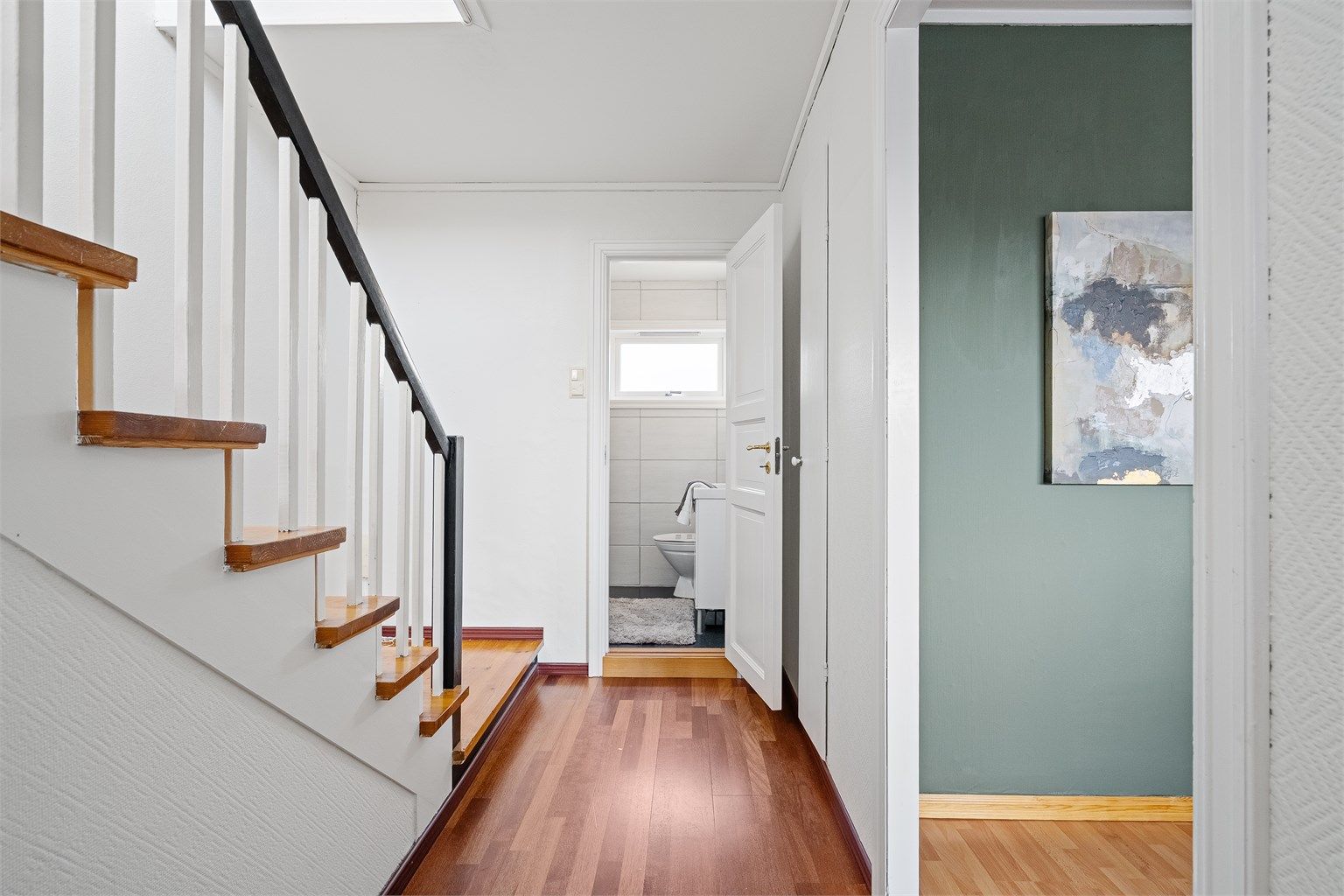 Bad i enden av gang og trapp opp til 2.etg.