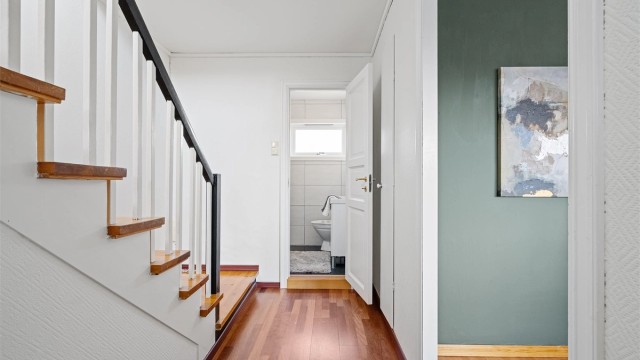 Bad i enden av gang og trapp opp til 2.etg.