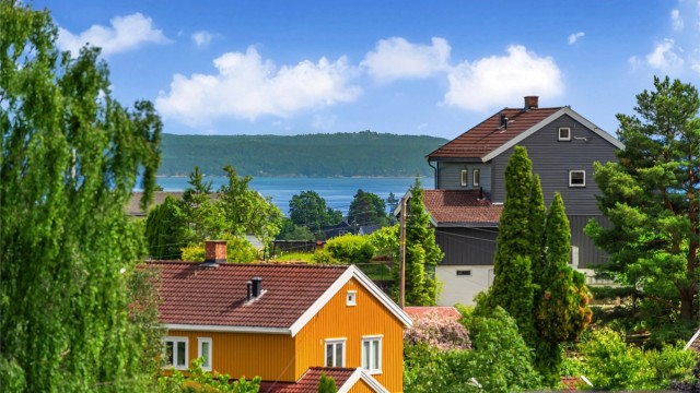 Utsikt mot sjøen fra eiendommen.
