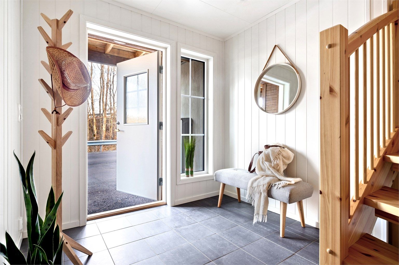 Illustrasjons bilde av en tilsvarende gang - Gangen i 4D har parkett på gulv og ikke fliser.