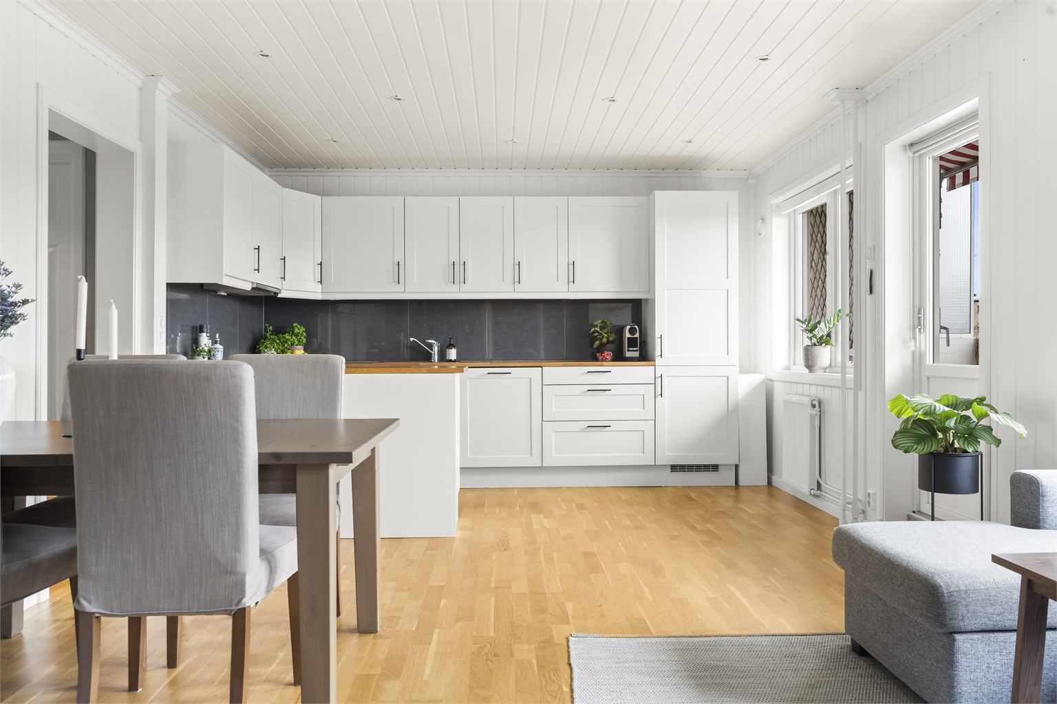 Boligen har en praktisk planløsning og består av entré, stue med åpen kjøkkenløsning, bad og soverom.