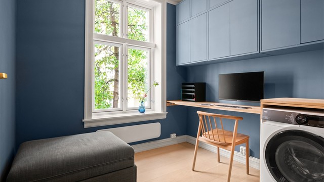 Rommet er i dag innredet som kontor med plassbygget skrivebord i eik med vegghengt skapløsning med gode oppbevaringsmuligheter.