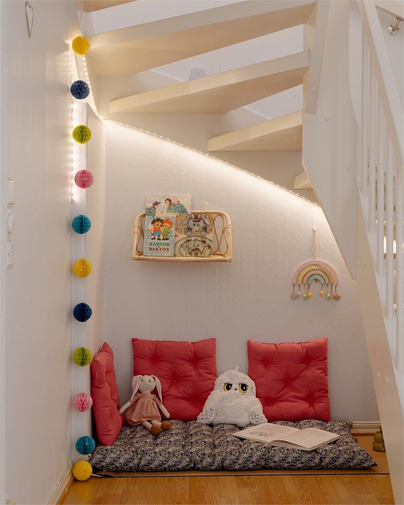 Lesekrok for barna under trappen. 