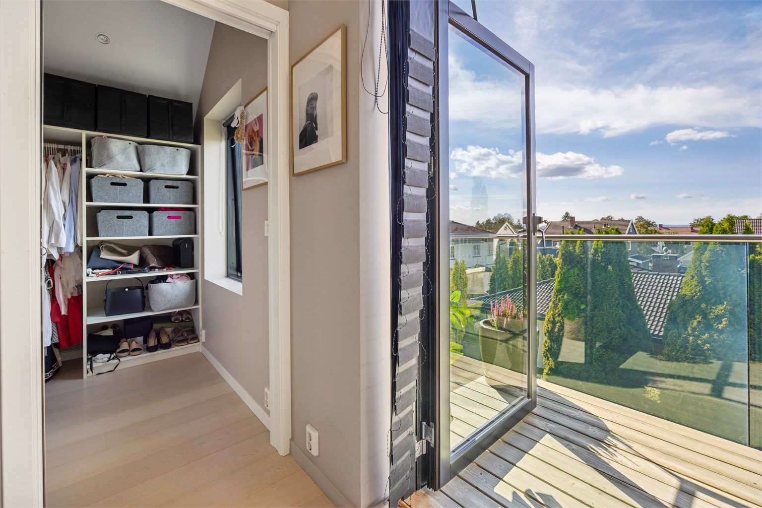 Innredet walk-in closet i tilknytning til hovedsoverommet og balkongdøren.